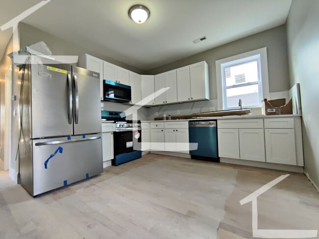 Building Photo - Huge 4 bed in Somerville