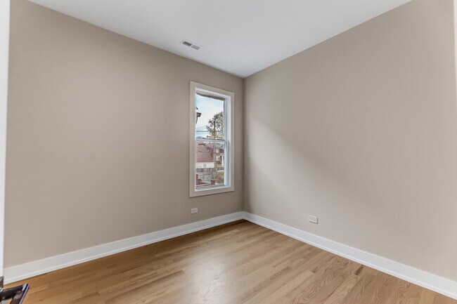 Building Photo - 2512 W 69th St