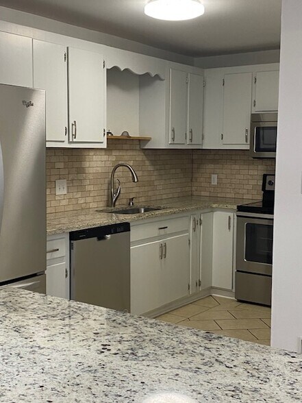 Building Photo - 1004 Woodland Vlg