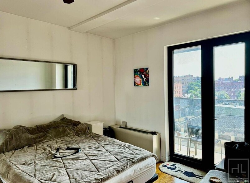 Building Photo - Gorgeous rent stabilized one bedroom with balcony