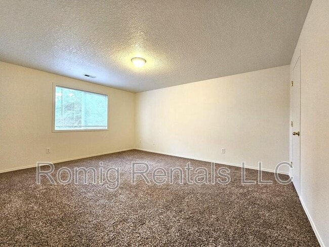 Building Photo - 9703 NE Tenny Creek Dr