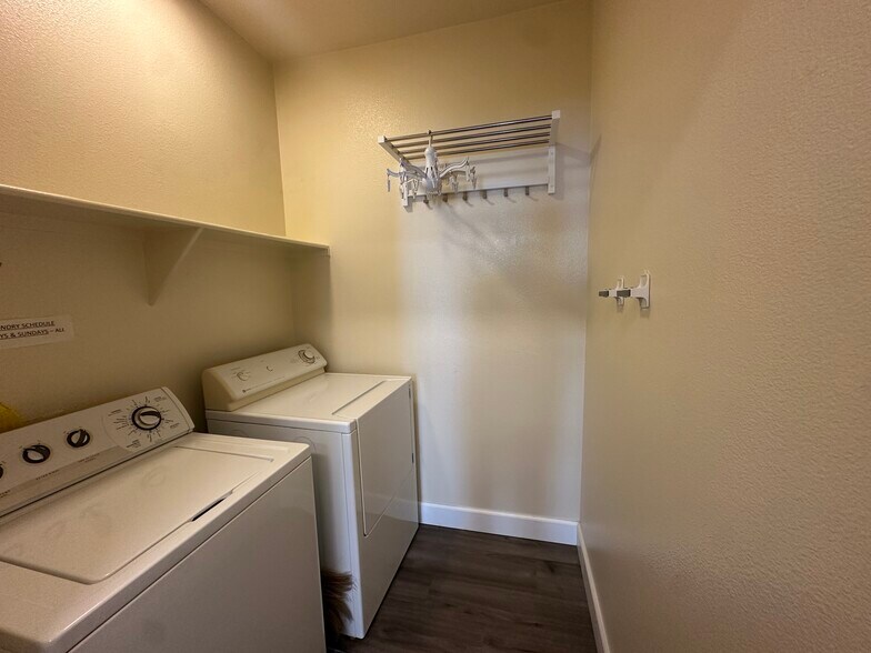 Building Photo - 5350 Dunlay Dr
