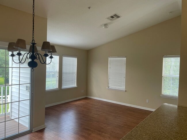 Building Photo - 2/2 Condo In Oakleaf Plantation!