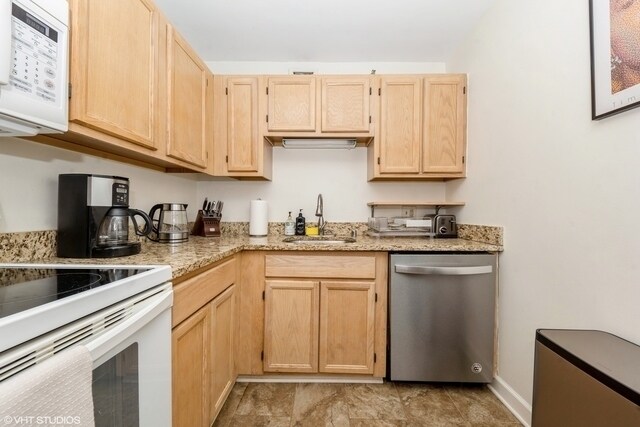 Primary Photo - 200 N Dearborn St