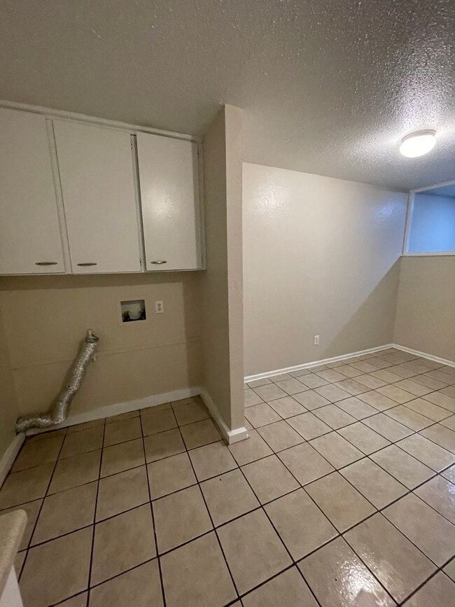 Building Photo - Spacious 2 bedroom with applicances