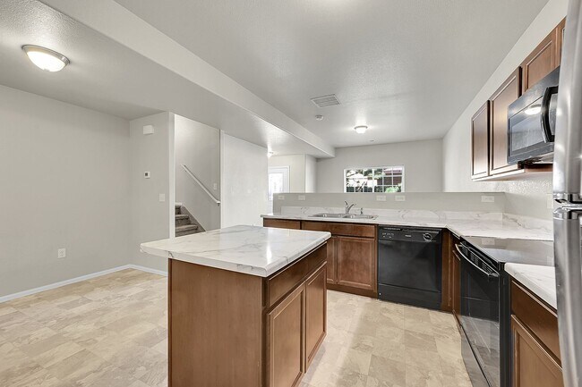 Building Photo - 3 bed 3 bath townhome in gated community w...