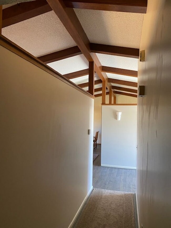 Building Photo - charming home in Terrebonne - Tons of room...