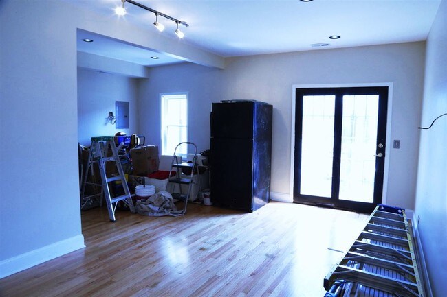 Building Photo - 1033 N Hermitage Ave