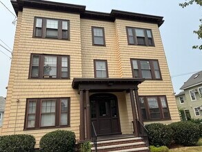 Building Photo - 106 Kenoza Ave