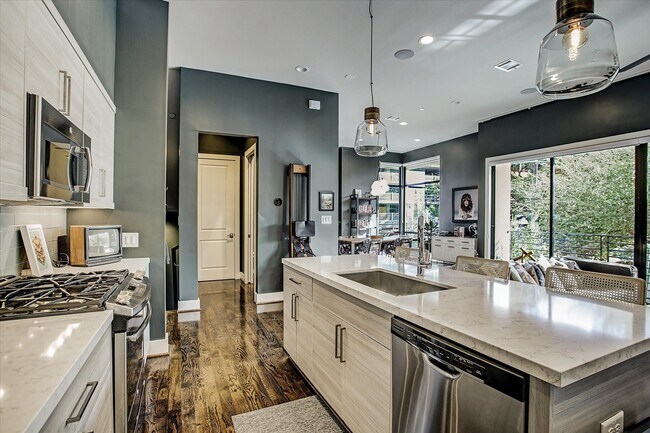 Building Photo - 1004 California St