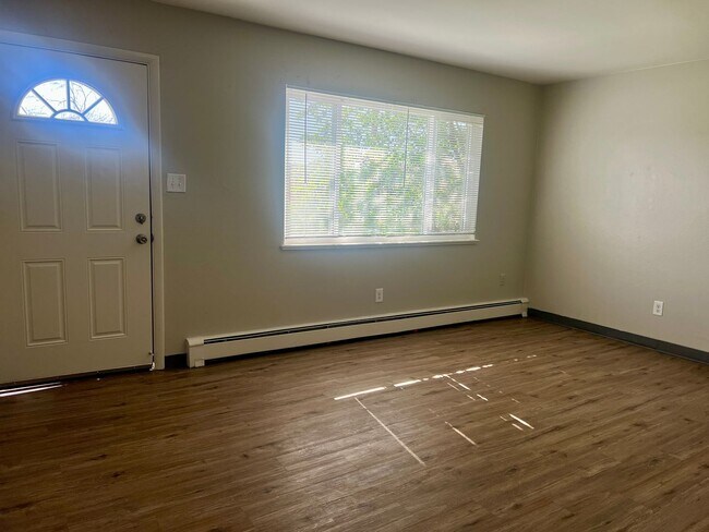 Building Photo - 2Bedroom 1Bathroom Top Floor Corner Unit in Westminster