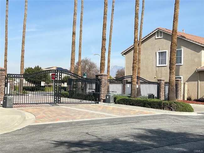 Building Photo - 28379 Hillsdale Ave