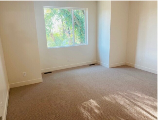Building Photo - 340 340 N