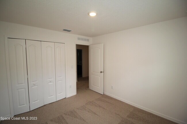 Building Photo - 256 Trembley Ave SW