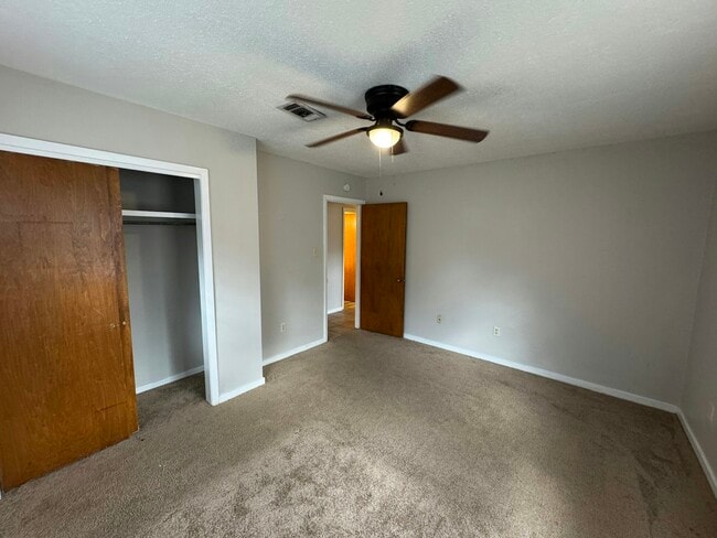 Building Photo - 1936 Longwood Dr