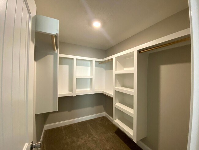 Building Photo - Spacious & Modern Home for Rent - One Leve...