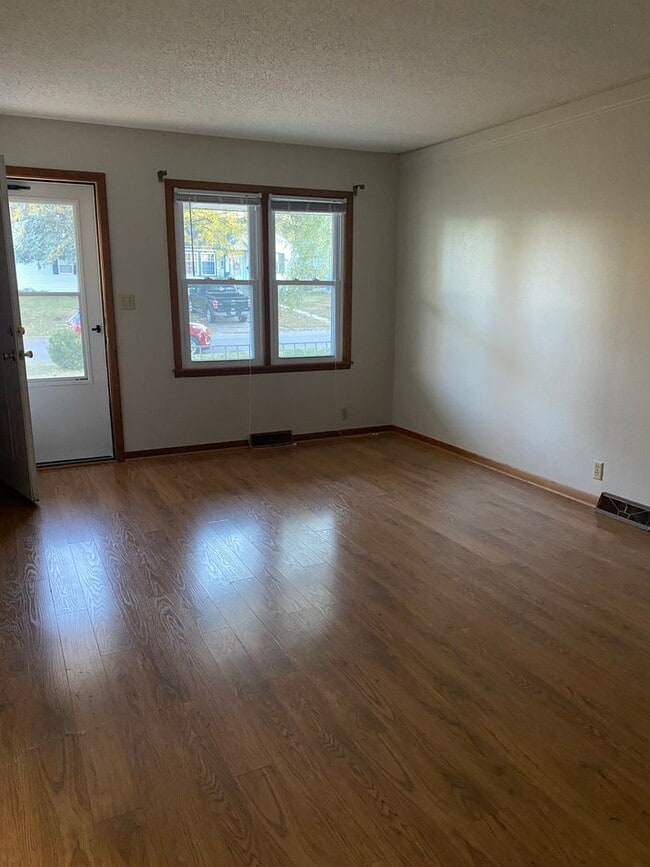 Building Photo - Spacious Duplex in Great Location