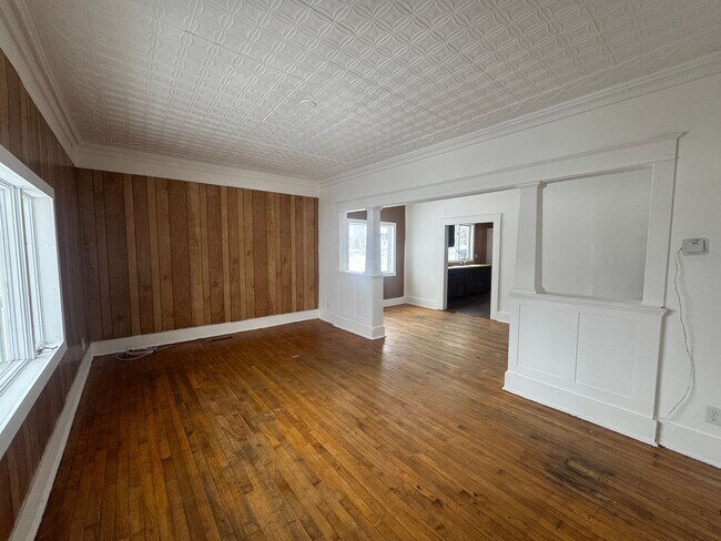 Building Photo - 213 Depeyster St