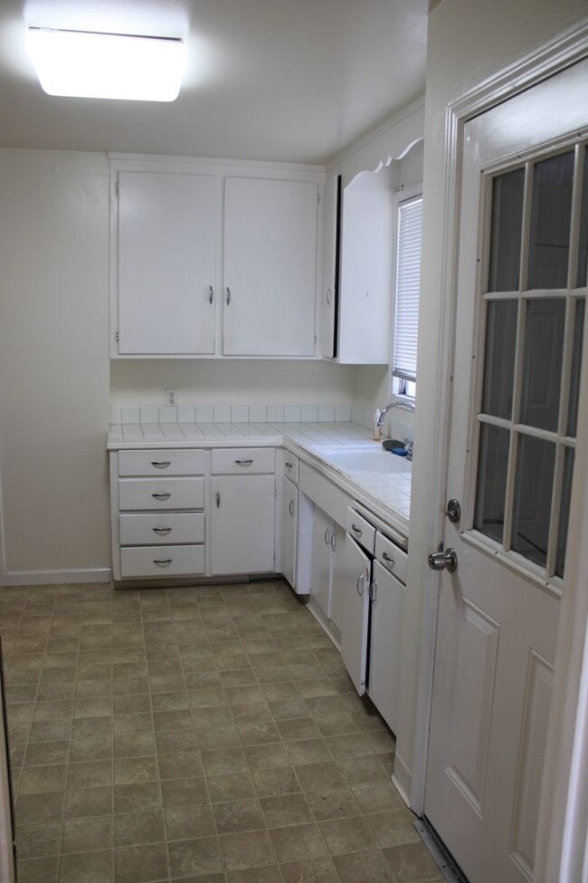 Building Photo - ***COMING SOON*** Three Bedroom, 1 1/2 Bathroom House with 2 Garages and Side Yard Access in Pitt...