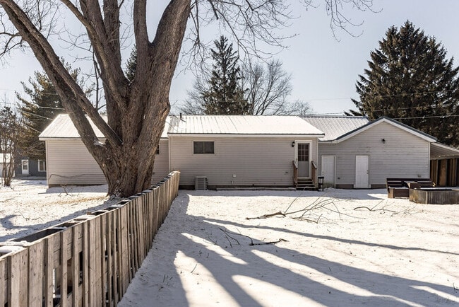 Building Photo - N1246 Walnut Rd