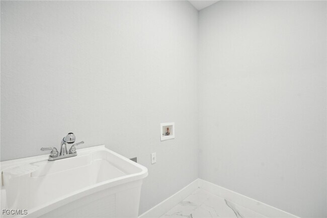 Building Photo - 872 Spaulding St E