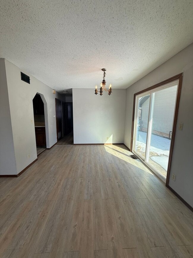 Building Photo - Available Now 2 bedroom 2 bath duplex!