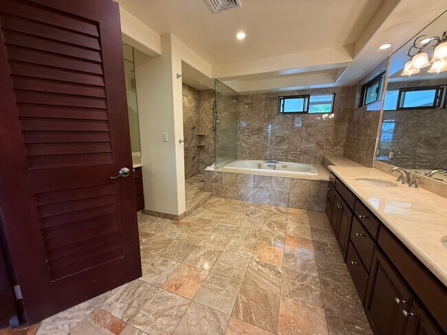 Building Photo - 466 Portlock Rd