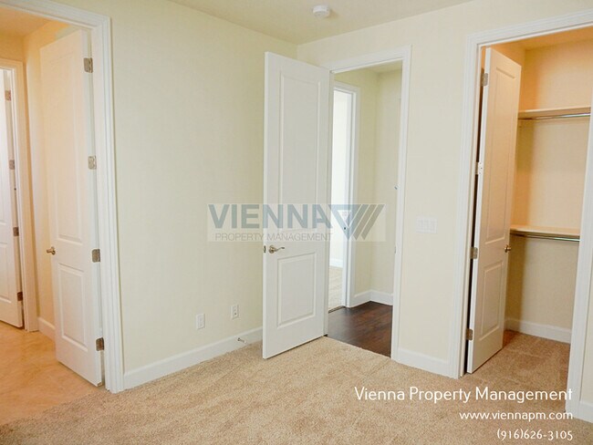 Building Photo - 1062 Yucca Dr