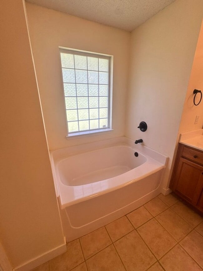 Building Photo - Spacious 4 Bedroom in South Crestview!