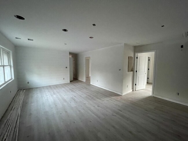 Building Photo - NEWLY RENOVATED 5 BED/5 BATH AVAILABLE DEC...