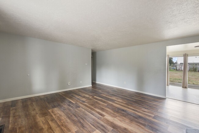 Building Photo - Move in Ready now! Easy JBLM commute, 3 be...