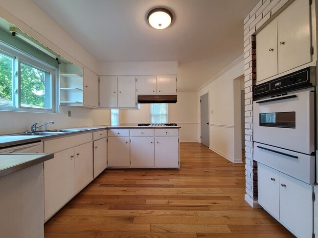 Building Photo - 3-bedroom, 2-bathroom home located in beau...