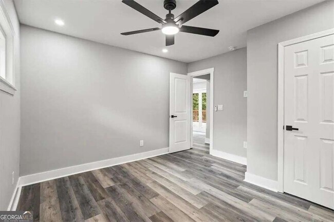 Building Photo - 724 Cowan Rd SE