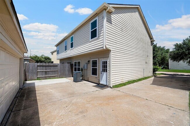 Building Photo - 16879 Mammoth Springs Dr