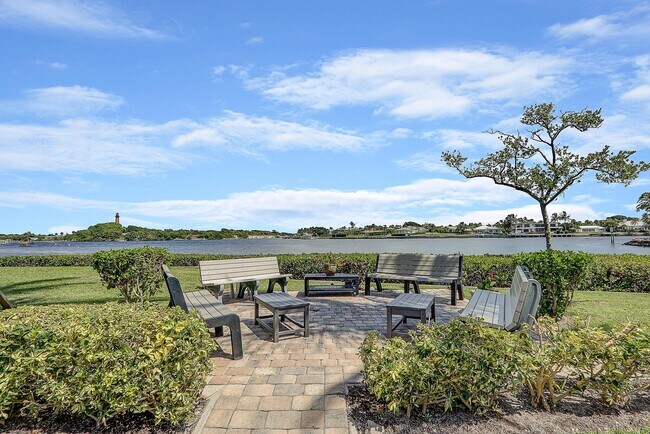 Building Photo - 755 Saturn St