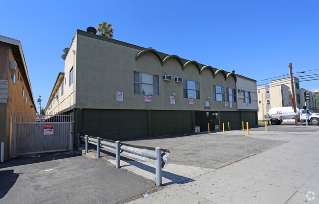 Building - Roscoe Apartments