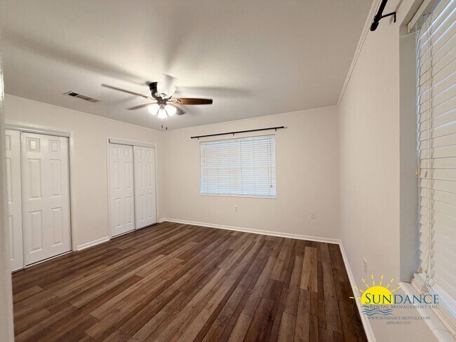Building Photo - 723 Clark Dr