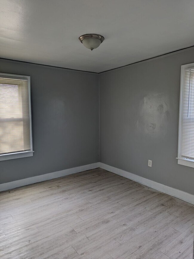 Building Photo - 9341 Roselawn- 3 BEDS & 1.5 BATH FOR RENT!