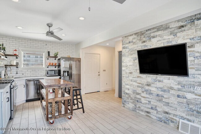 Building Photo - 903 Ocean Ave N