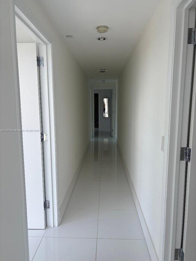 Building Photo - 17121 Collins Ave
