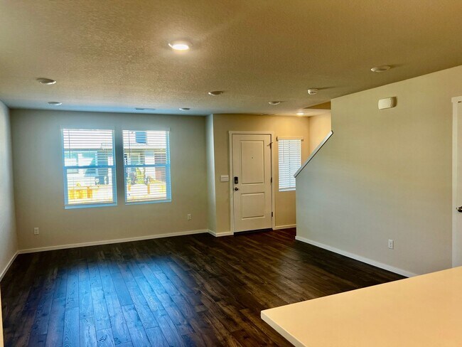 Building Photo - FREE RENT New Beauty! Location, location!!...