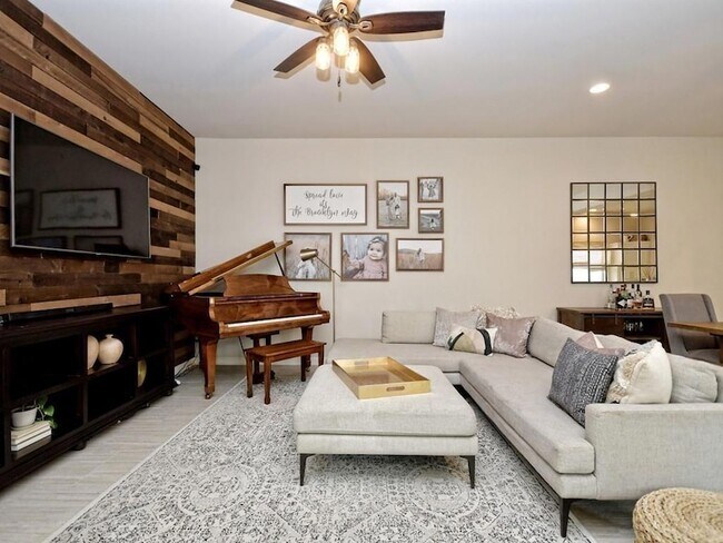 Building Photo - 1708 Arcilla St