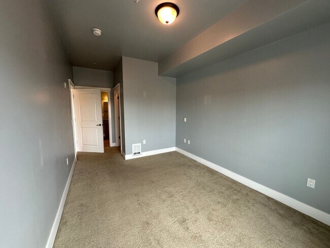 Building Photo - 1 Bed, 1 Bath Condo with Bellingham Bay View and parking garage