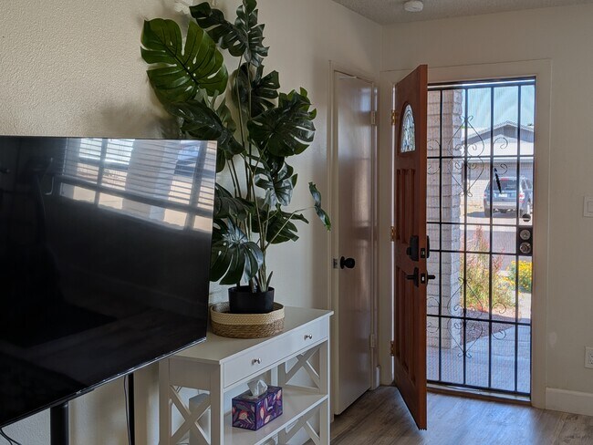 Building Photo - Cornell