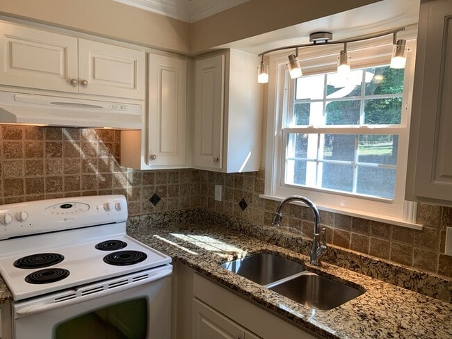 Building Photo - Spacious Ranch House in North Raleigh