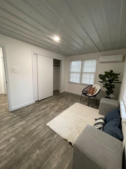 Building Photo - 410 W Maple St