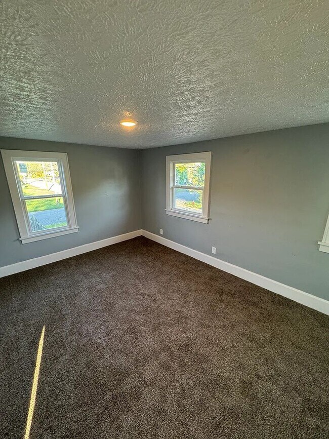 Building Photo - 3 Bed / 1.5 Bath – Front Porch, Garage & Large Backyard in Canton!