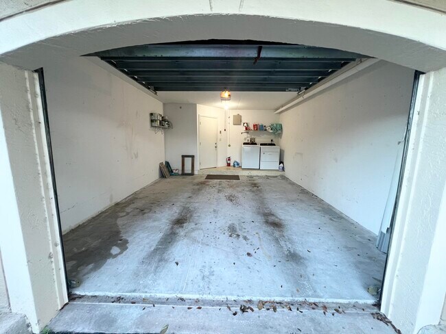 Building Photo - 1100 Crestwood Ct S