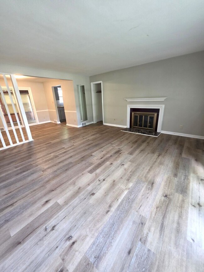 Building Photo - Charming 3-Bedroom Home in Fairview Park