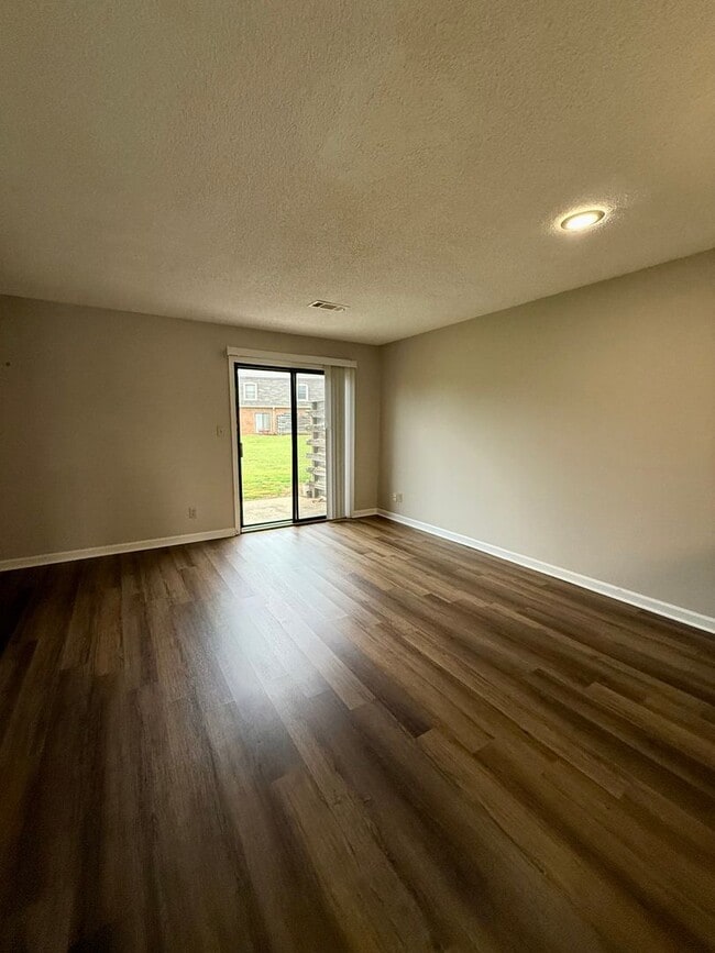 Building Photo - 2 bed / 1.5 bath townhome in Oakwood